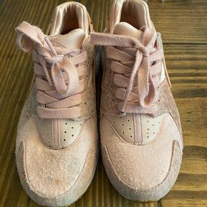 pink nike huarache shoes